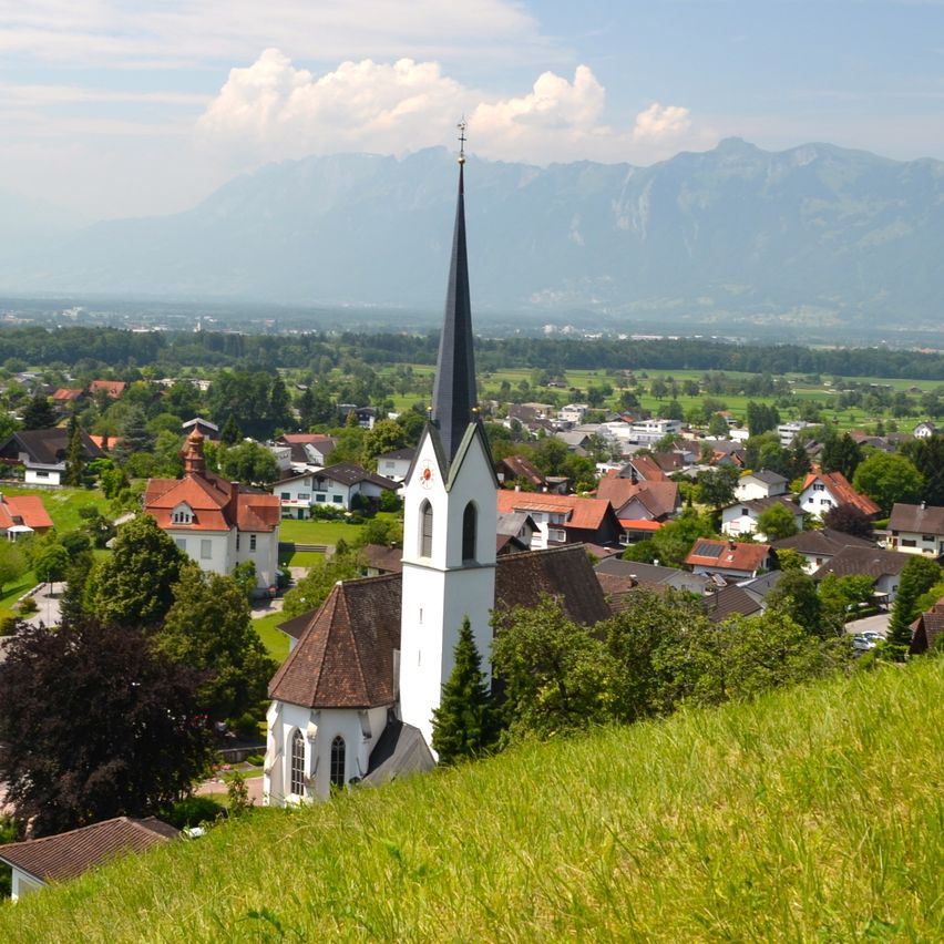Bild enthält, Building, Spire, Tower, Outdoors, Nature, Scenery, Countryside, Cityscape, Housing, Roof