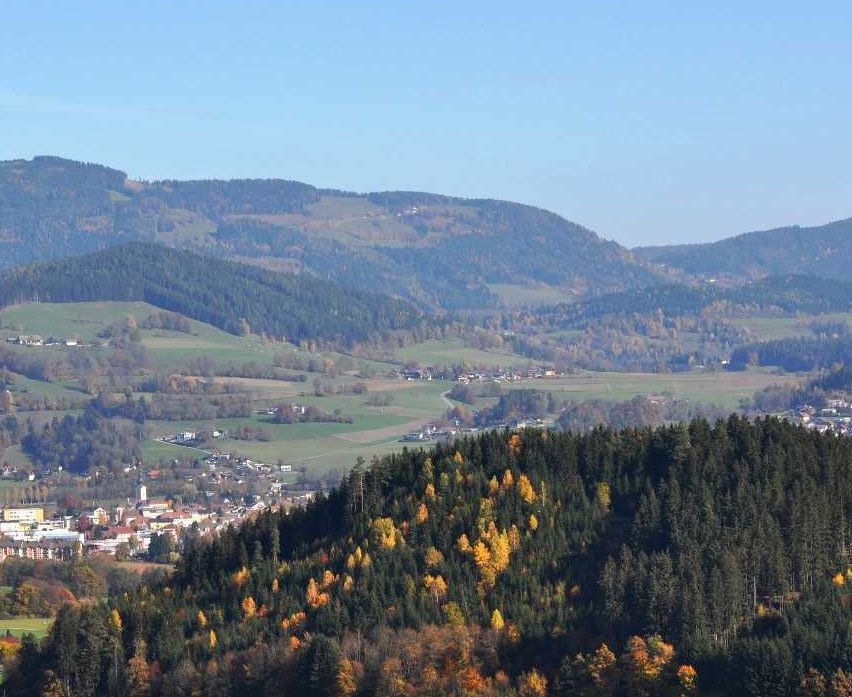 Bild enthält, Countryside, Hill, Nature, Outdoors, Slope, Mountain Range, Peak, Scenery, Landscape, Tree