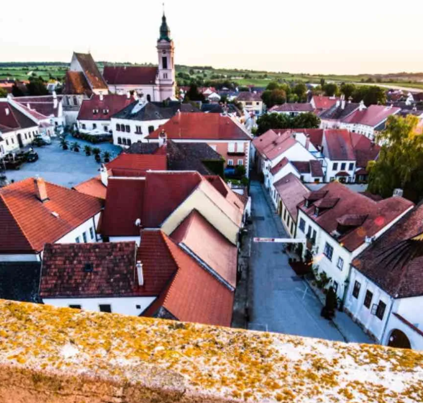 Bild enthält, Outdoors, Building, Cityscape, Urban, Nature, Countryside, Rural, Suburb, Village, Bird