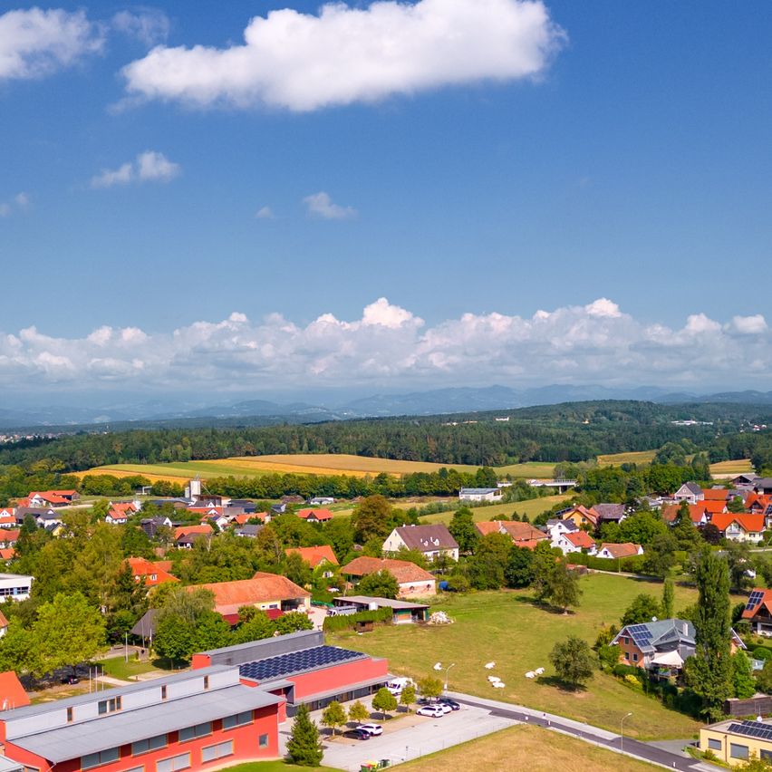 Bild enthält, Outdoors, Architecture, Building, Nature, Sky, Cityscape, Urban, Countryside, Neighborhood, Aerial View