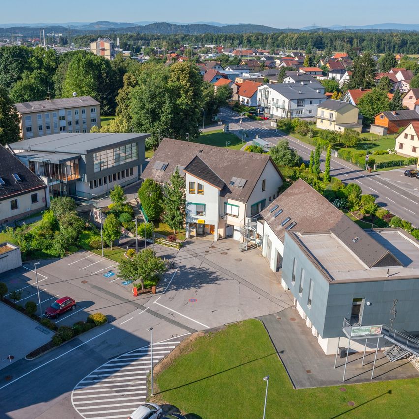 Bild enthält, Architecture, Building, Outdoors, Road, Suburb, Aerial View, Housing, House, Car, Vehicle