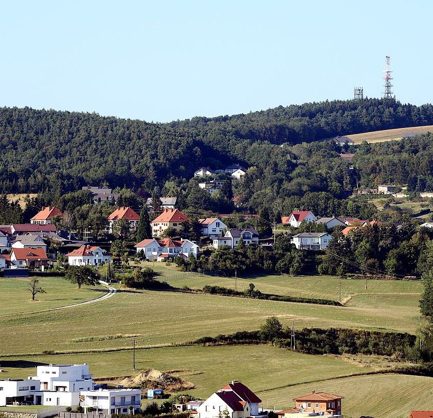 Bild enthält, Outdoors, Nature, Countryside, Rural, Field, Grassland, Hill, Village, Farm, Pasture