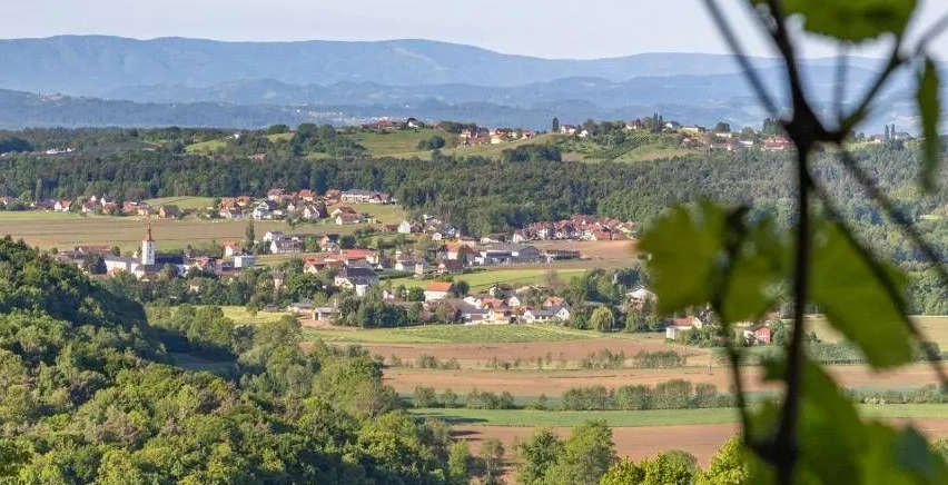 Bild enthält, Nature, Outdoors, Countryside, Rural, Village, Vegetation, Aerial View, Farm