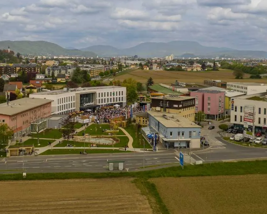 Bild enthält, Road, Building, Cityscape, Urban, Outdoors, City, Aerial View, Car, Suburb