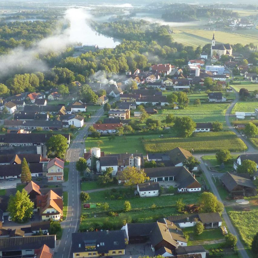 Bild enthält, Outdoors, Building, Nature, Suburb, Aerial View, Countryside, Rural, Housing