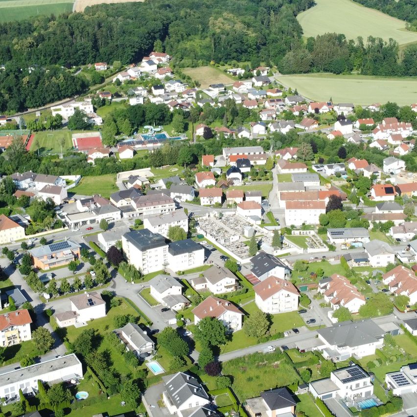 Bild enthält, Neighborhood, Architecture, Building, Suburb, Outdoors, Cityscape, Urban, Aerial View, Housing