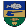 Ein Wappen zeigt einen Fisch, eine Axt, einen Mais und einen Apfel auf einem Schild.