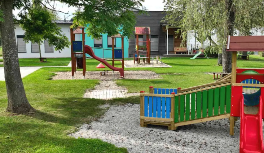 Bild enthält, Outdoor Play Area, Outdoors, Play Area, Grass, Plant, Nature, Park, Mailbox