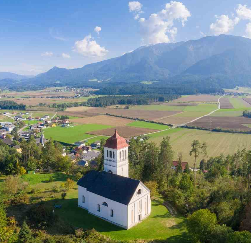 Bild enthält, Land, Nature, Outdoors, Tree, Vegetation, Woodland, Countryside, Building, Scenery, Sky