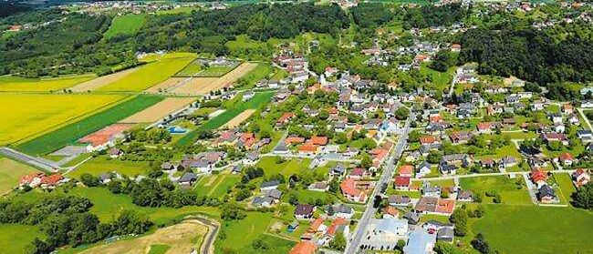 Bild enthält, Outdoors, Nature, Building, Cityscape, Countryside, Suburb, Rural, Road, Village, Aerial View