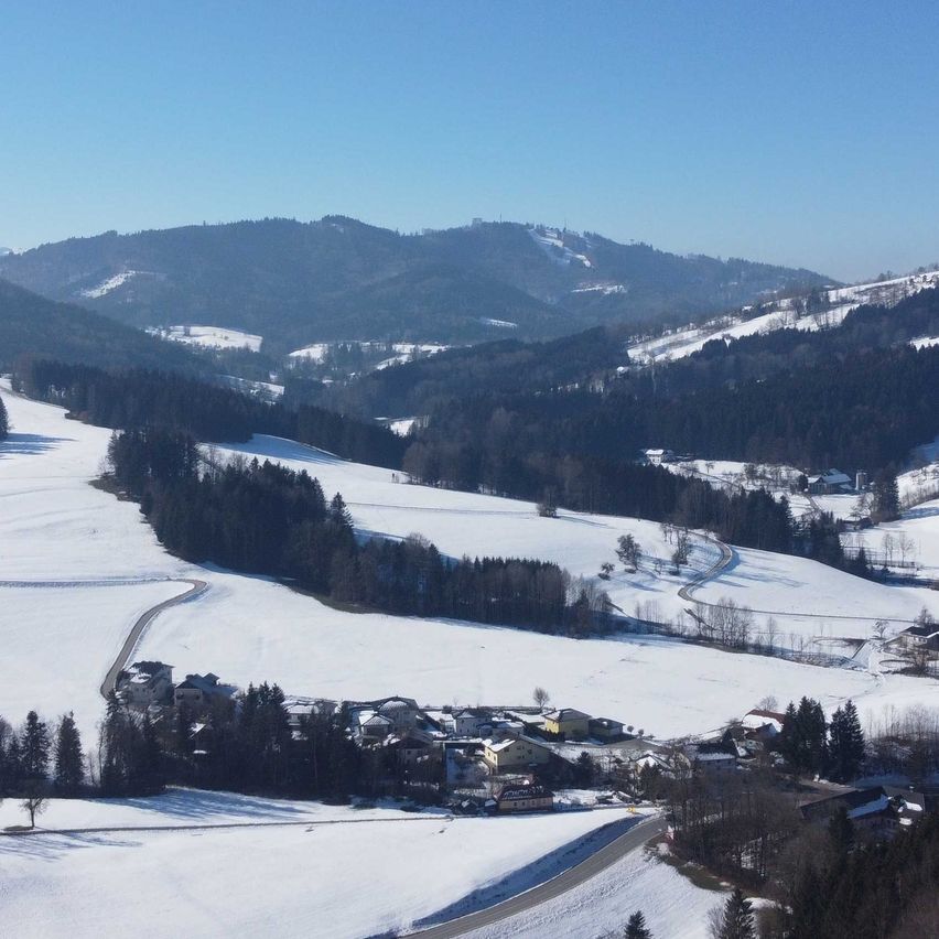 Bild enthält, Nature, Outdoors, Scenery, Tree, Slope, Mountain, Mountain Range, Peak, Landscape, Fir