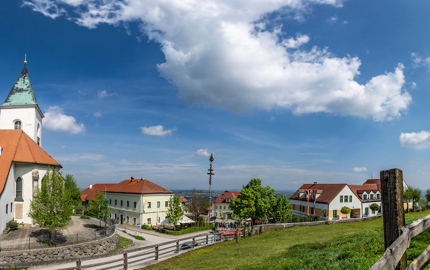 Bild enthält, Building, Spire, Nature, Outdoors, Sky, Scenery, Grass, Neighborhood, Countryside, Housing
