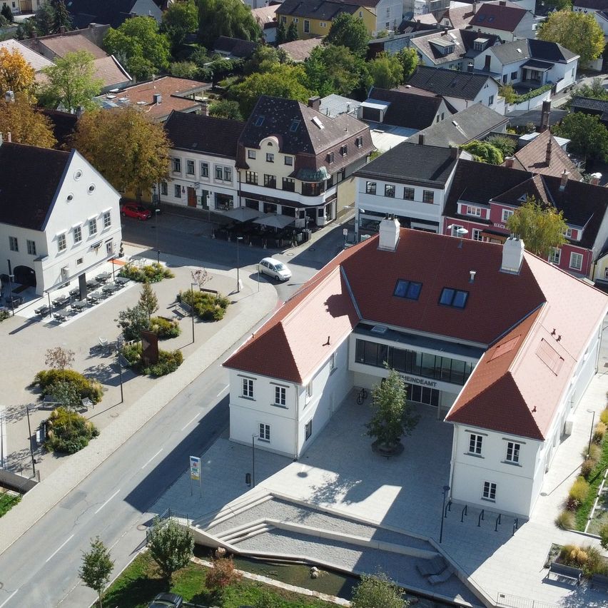 Bild enthält, Architecture, Building, Outdoors, Housing, House, Aerial View, Suburb, Driveway, Car, Vehicle