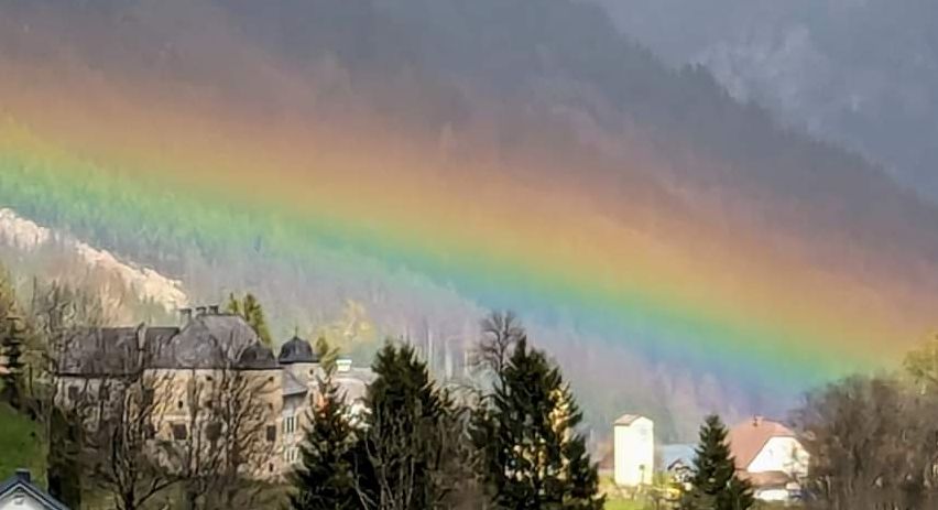 Bild enthält, Nature, Outdoors, Sky, Rainbow, Vegetation, Tree, Scenery, Building, Landscape, Woodland