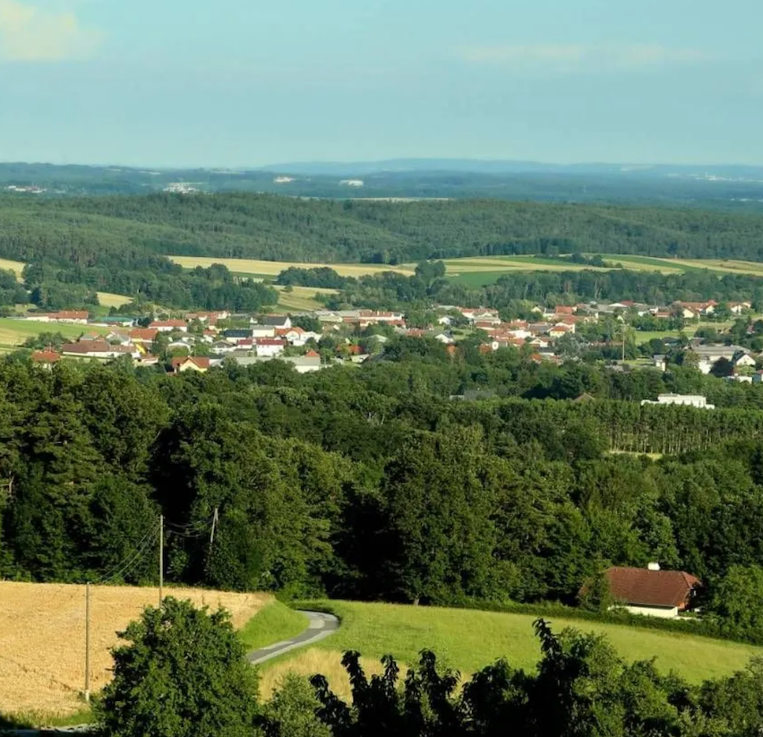 Bild enthält, Tree, Outdoors, Vegetation, Land, Nature, Woodland, Landscape, Countryside, Scenery, Building