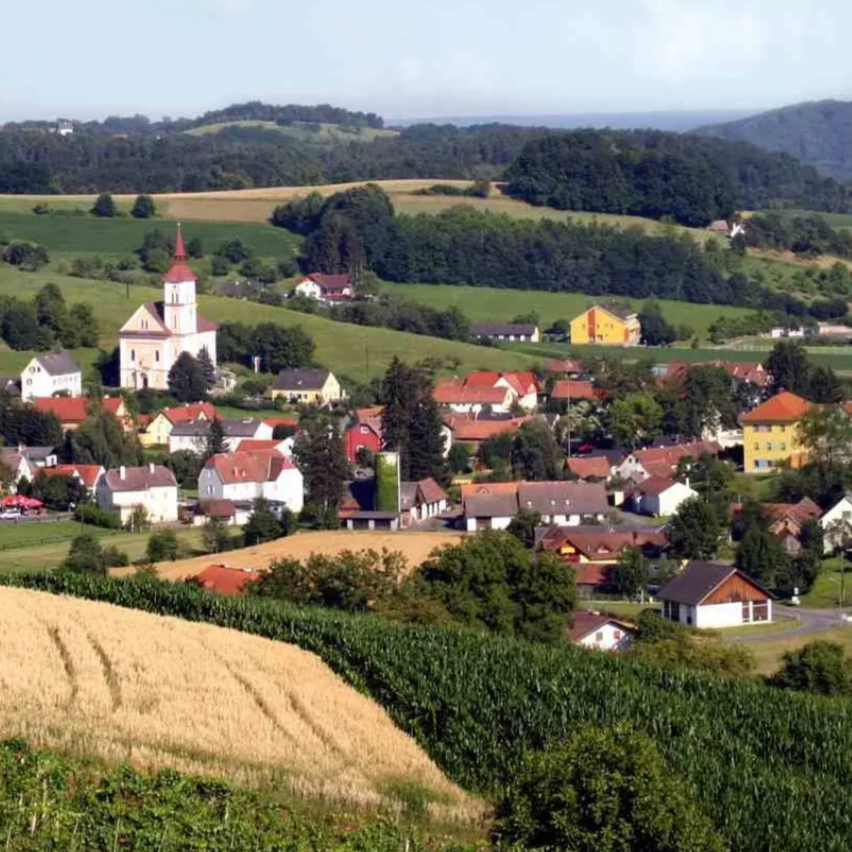 Bild enthält, Nature, Outdoors, Countryside, Rural, Village, Architecture, Building