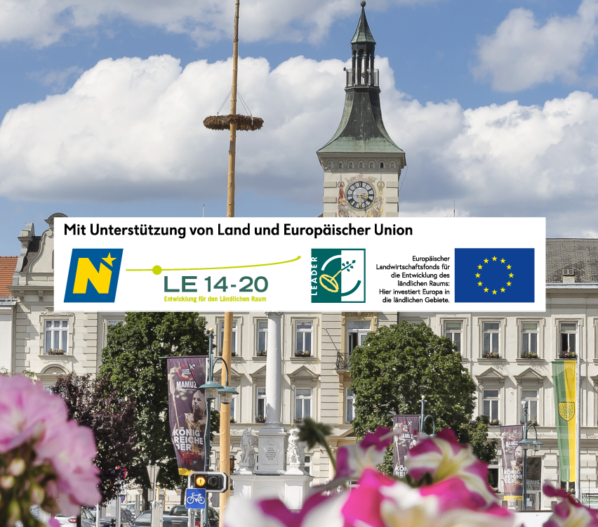 Bild enthält, Clock Tower, Tower, Spire, City, Traffic Light, Metropolis, Flower, Person, Car