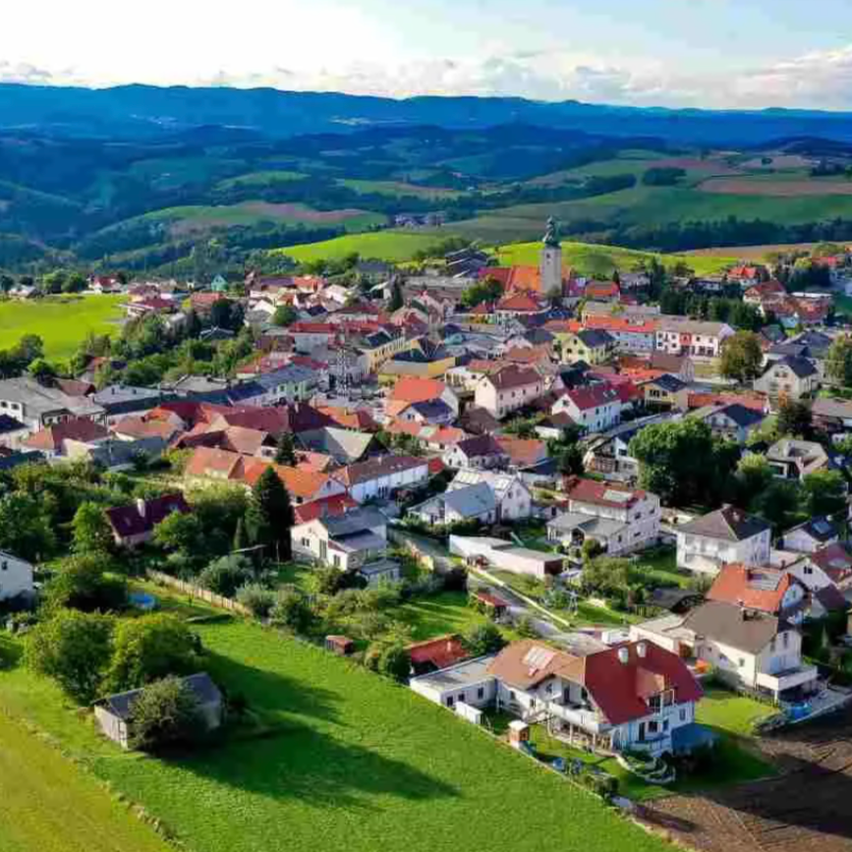Bild enthält, Outdoors, Nature, Countryside, Rural, Architecture, Building, Aerial View, Village, Farm