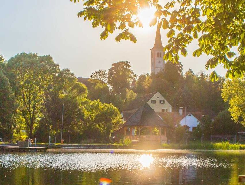 Bild enthält, Nature, Outdoors, Scenery, Grass, Park, Landscape, Pond, Vegetation, Panoramic, Grove