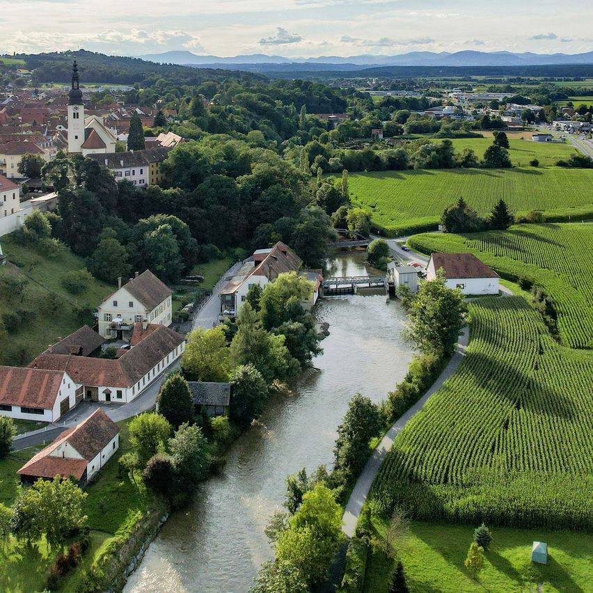 Bild enthält, Outdoors, Nature, Building, Countryside, Sky, Aerial View, Rural, Cityscape, Housing, Village