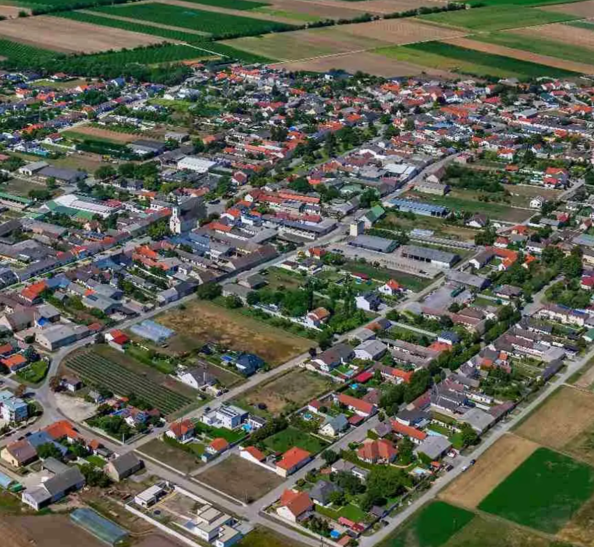 Bild enthält, Outdoors, Cityscape, Urban, Nature, Countryside, Rural, Aerial View, Suburb, Horizon
