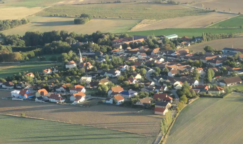 Bild enthält, Outdoors, Nature, Countryside, Rural, Farm, Aerial View, Architecture, Building, Village