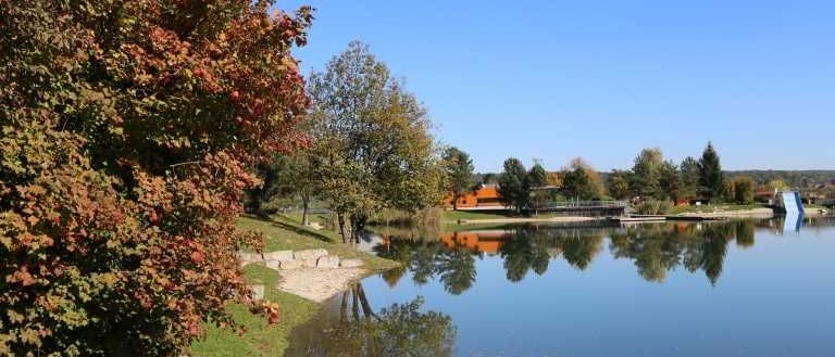 Bild enthält, Nature, Outdoors, Scenery, Pond, Water, Grass, Park, Lake, Landscape