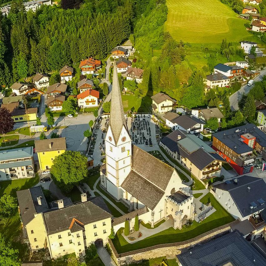 Bild enthält, Outdoors, Building, Road, Urban, Aerial View, City, Cityscape, Housing, House, Driveway
