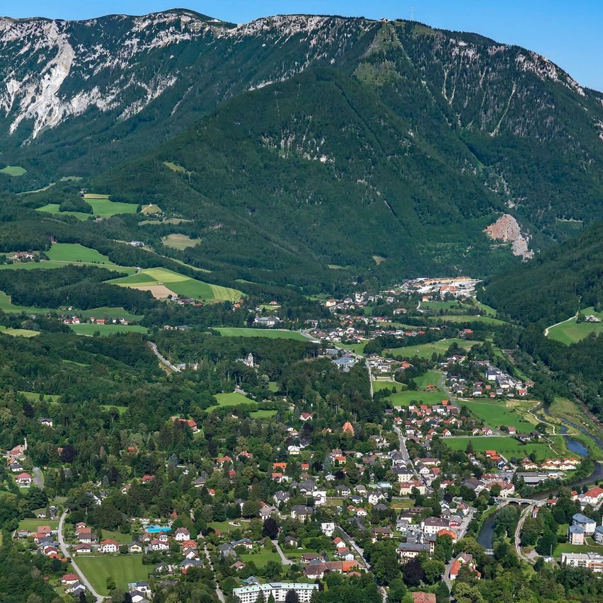 Bild enthält, Outdoors, Nature, Mountain, Mountain Range, Slope, Peak, Scenery, Valley, Fir, Tree