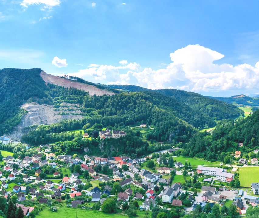 Bild enthält, Nature, Outdoors, Scenery, Fir, Tree, Landscape, Mountain, Mountain Range, Peak, Countryside