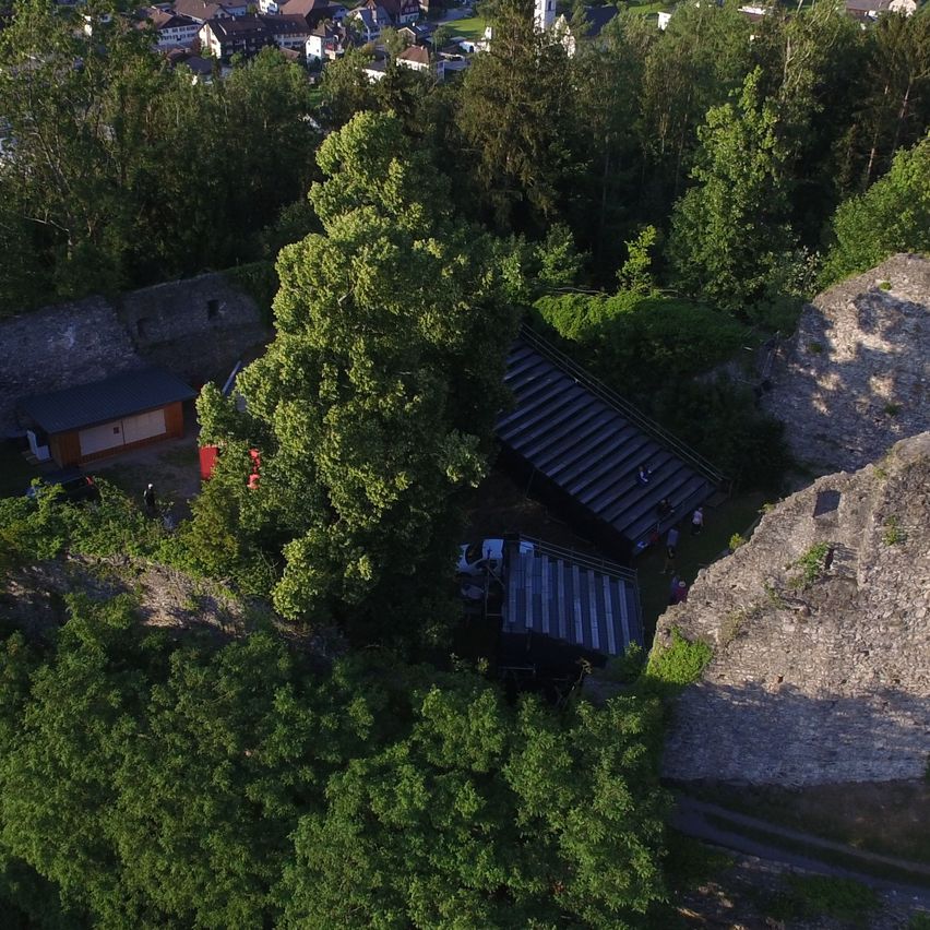 Bild enthält, Building, Bunker, Outdoors, Plant, Tree, Nature, Vegetation, Scenery, Housing, Fortress