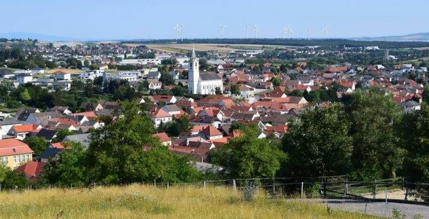 Bild enthält, Building, Cityscape, Urban, Outdoors, Nature, Countryside, Rural, Village, Suburb, Horizon