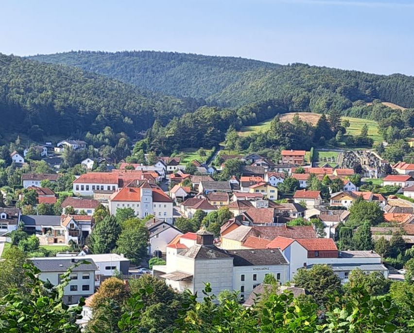Bild enthält, Nature, Outdoors, Countryside, Rural, Village, Architecture, Building, Cityscape, Urban