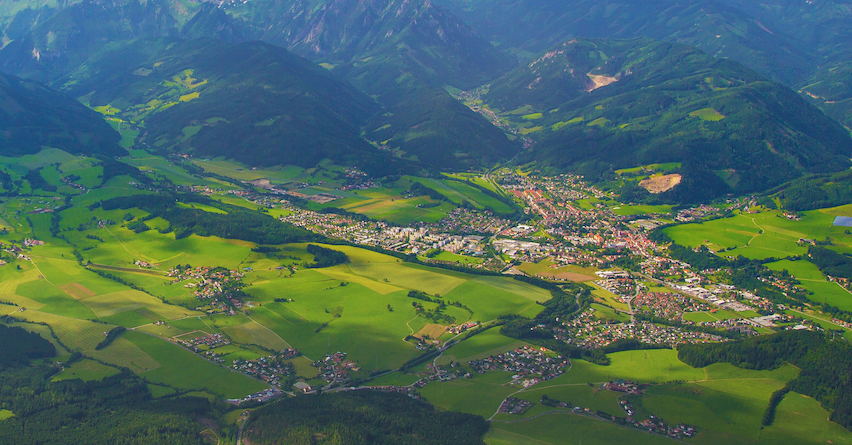 Bild enthält, Outdoors, Nature, Mountain, Mountain Range, Scenery, Valley, Aerial View, Landscape, Countryside, Peak