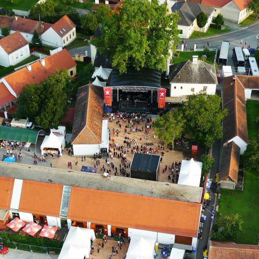 Bild enthält, Building, Outdoors, Suburb, Neighborhood, Aerial View, Housing, House, Car, Nature