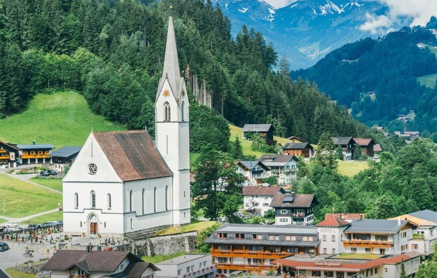 Bild enthält, Outdoors, Nature, Countryside, Rural, Village, Architecture, Building, Scenery, Cityscape, Car