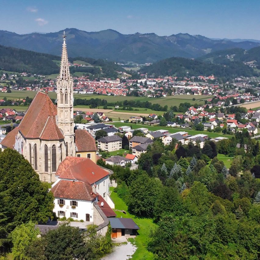 Bild enthält, Building, Cityscape, Urban, Spire, Outdoors, City, Nature, Monastery, Housing, Aerial View