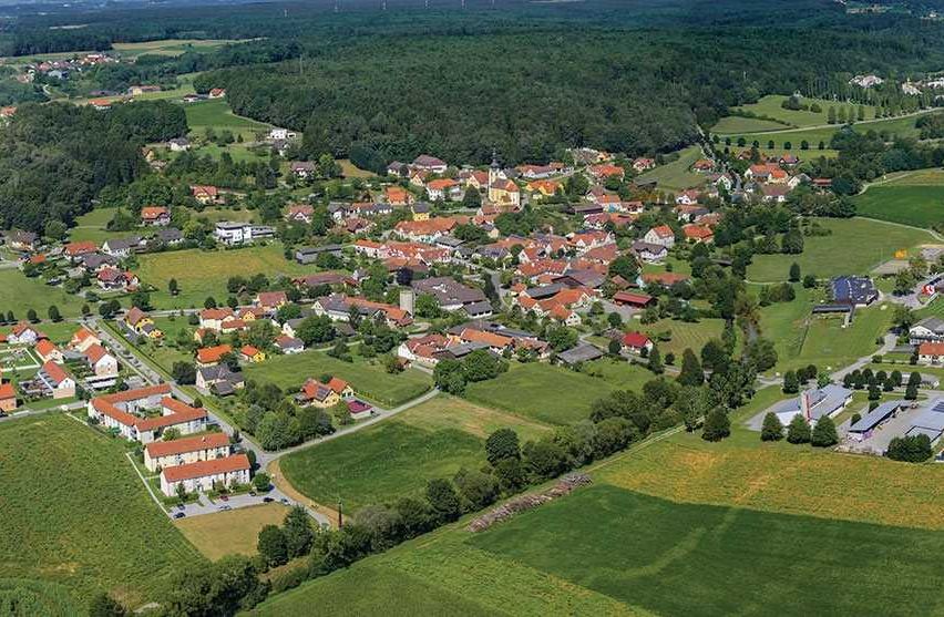Bild enthält, Outdoors, Nature, Countryside, Rural, Architecture, Building, Aerial View, Village, Suburb, Farm
