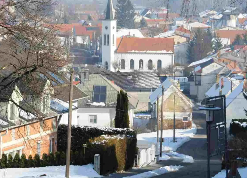 Bild enthält, Spire, Neighborhood, Monastery, City, Fir, Tree, Urban, Outdoors, Nature, Suburb