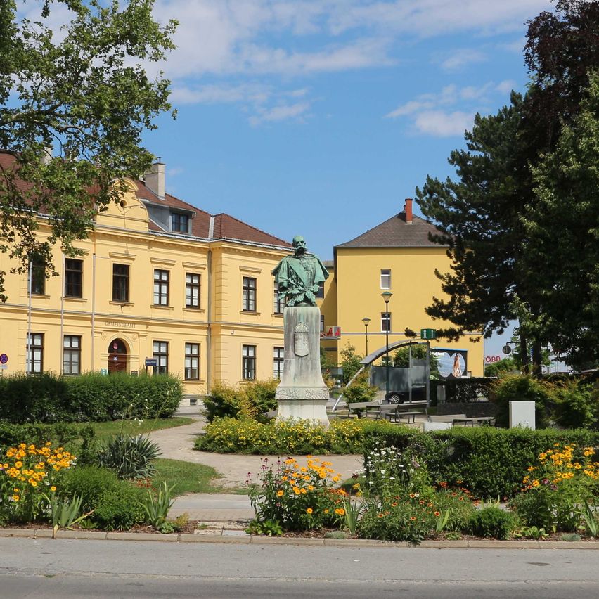 Bild enthält, Campus, Neighborhood, Road, Tree, City, Intersection, Person, Urban, Fir, Tarmac