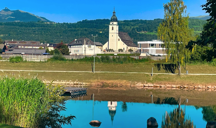 Bild enthält, Nature, Outdoors, Scenery, Grass, Lake, Water, Landscape, Countryside, Person, Tree