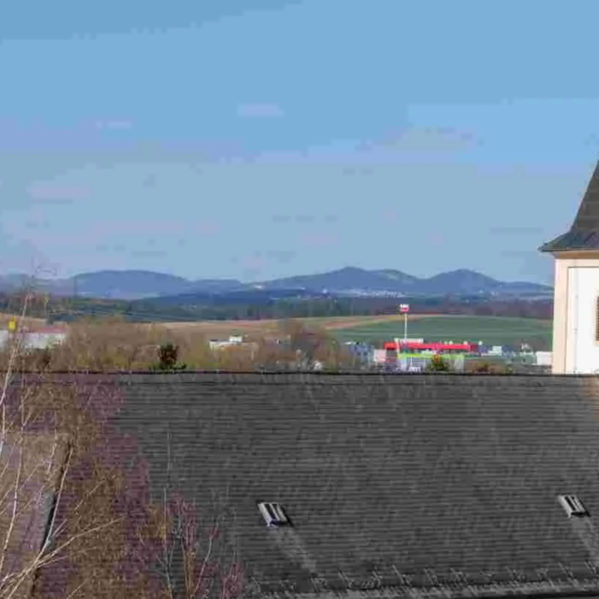 Bild enthält, Monastery, Spire, Tower, Clock Tower, Bell Tower, Housing, House, Roof, Outdoors