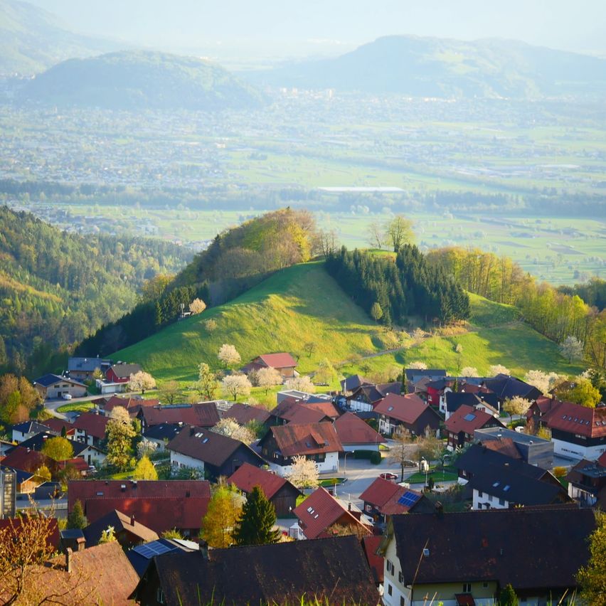 Bild enthält, Nature, Outdoors, Countryside, Rural, Village, Neighborhood, Scenery, Architecture, Building