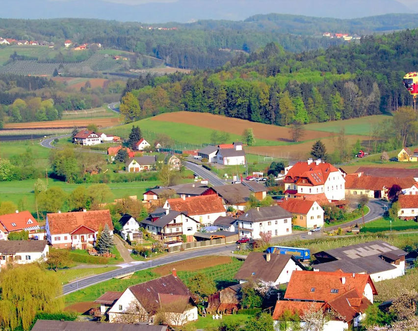Bild enthält, Outdoors, Nature, Countryside, Rural, Building, Village, Person