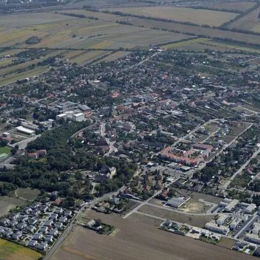 Bild enthält, Outdoors, Nature, Cityscape, Urban, Aerial View, Countryside, Rural, Road, Farm