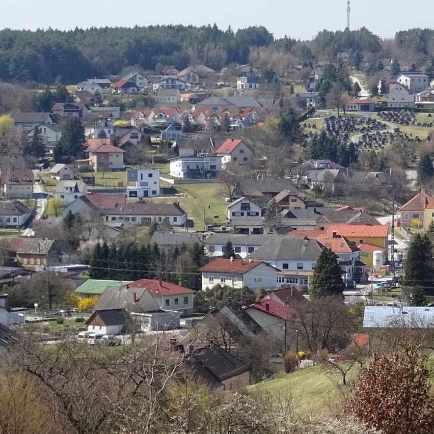 Bild enthält, Outdoors, Nature, Countryside, Tree, Neighborhood, Rural, Grass, Landscape, Village, Scenery