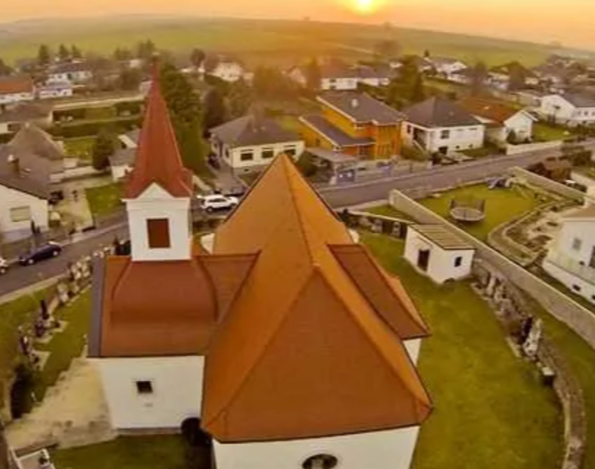 Bild enthält, Outdoors, Building, Suburb, Housing, Aerial View, Nature, Sky, Driveway, House, Road