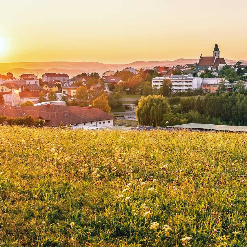 Bild enthält, Nature, Outdoors, Countryside, Sky, Rural, Village, Scenery, Horizon, Landscape, Building