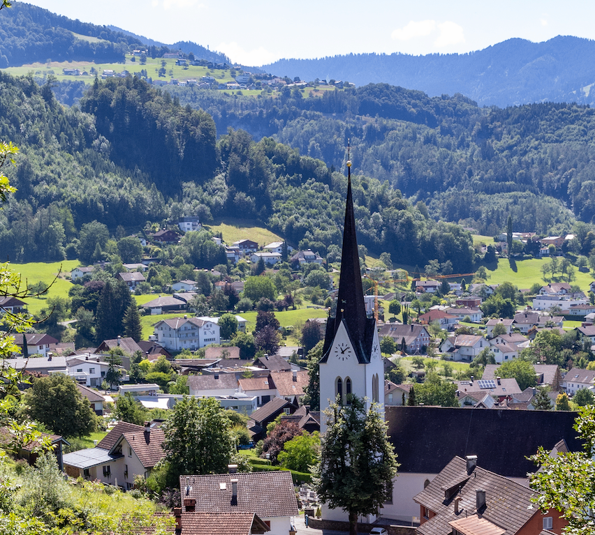 Bild enthält, Outdoors, Building, Spire, Tower, Nature, Tree, Fir, Scenery, Countryside, Rural