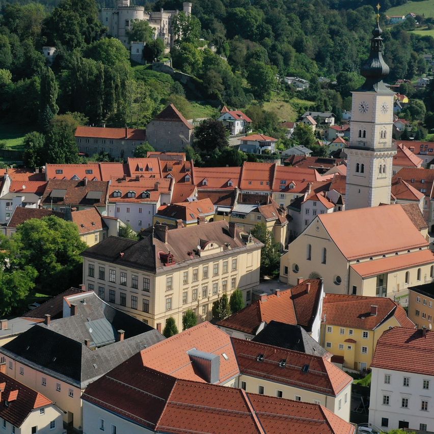 Bild enthält, Building, House, Housing, Roof, Cityscape, Outdoors, Tower, Nature, Car, Countryside